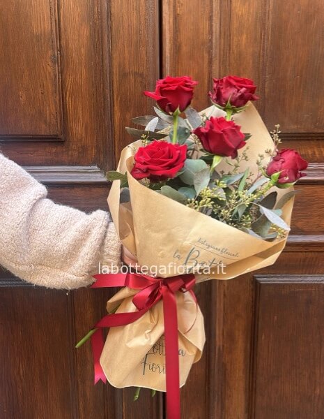 CINQUE ROSE ROSSE